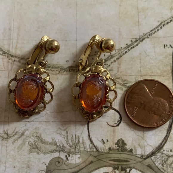 Vintage Estate Cameo Clip On Dangle Gold Tone Earrings Jewelry - Picture 4 of 5
